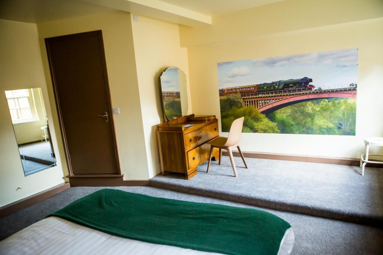 The Golden Lion Inn Бриднорт Екстер'єр фото